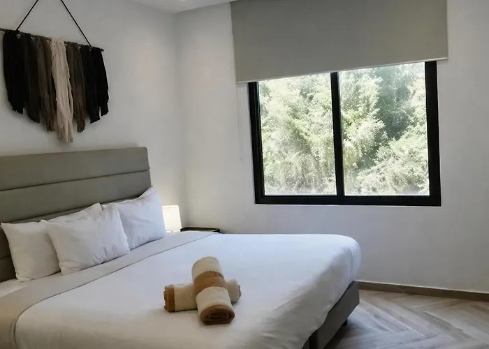 New! Yaxxlum 2br, Pool, Jacuzzi Hotube Heushaven Holiday home